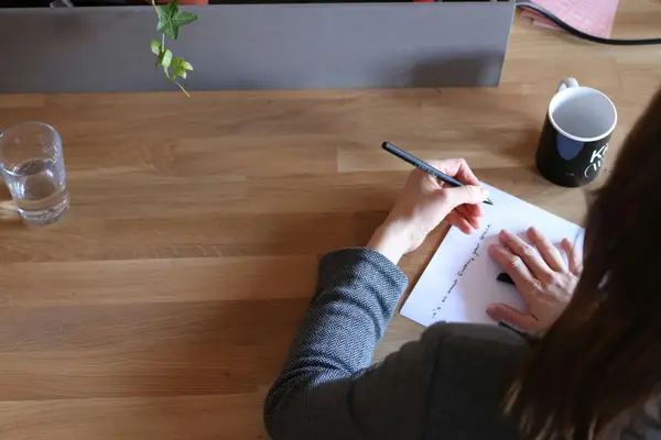 快手怎么卖货需要交钱吗，快手播放量1万是多少钱