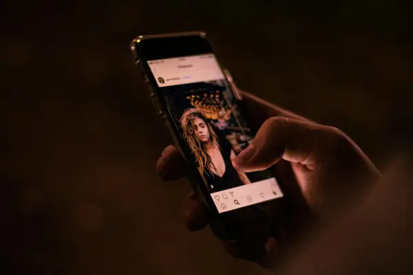 电视连接网络能看快手吗，快手的电视版叫什么