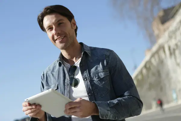 快手可以用流量卡吗吗,快手上领流量卡是真的吗