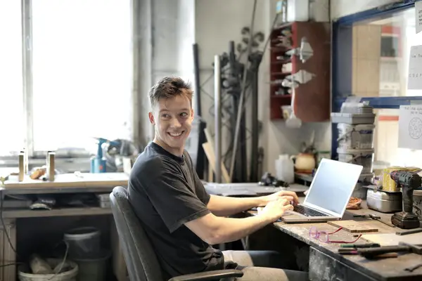 做抖音直播为什么要先用小号直播？收入一般多少