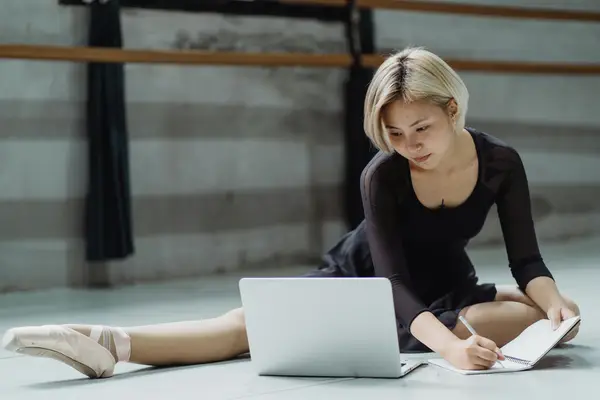 穿警服发快手有事吗吗，穿警服拍颤音犯法吗