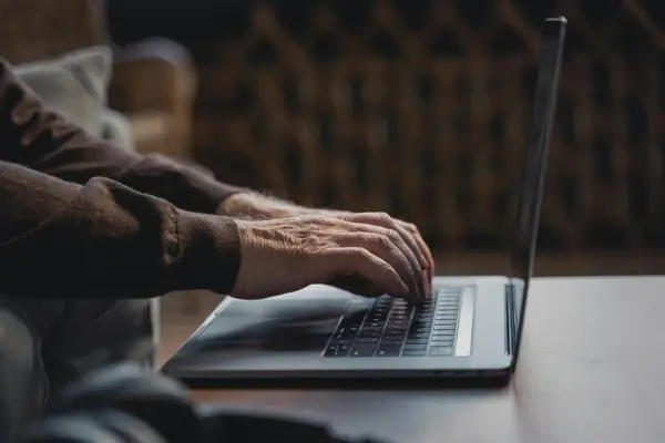 苹果手机抖音一直在用,怎么出现了一直安装的情况咋回事?