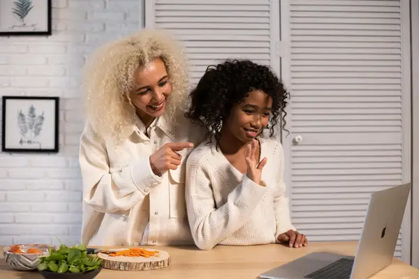 在快手当红娘违法吗,快手用别人的作品违法吗