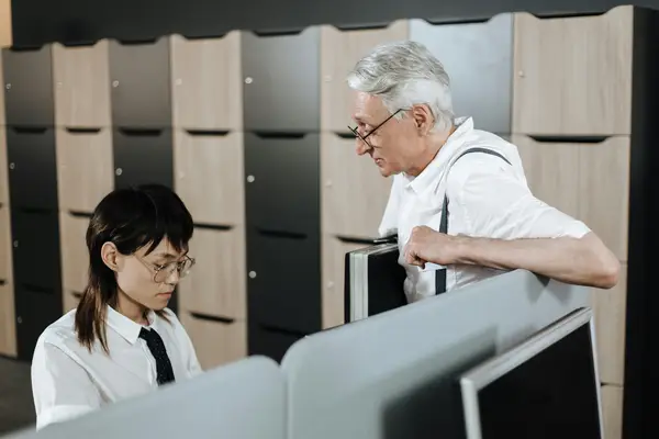 抖音商家如何找网红带货（分析商家应该怎么找纯佣主播带货）